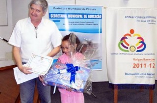 Companheiro Rudinei José Biguelini, presidente da comissão de projetos humanitários e Júlia Cardoso, vencedora do Concurso na categoria Frase