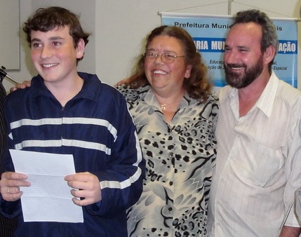  Thiago Borguesan, vencedor do concurso na categoria Texto de Opinião, e seus pais. 