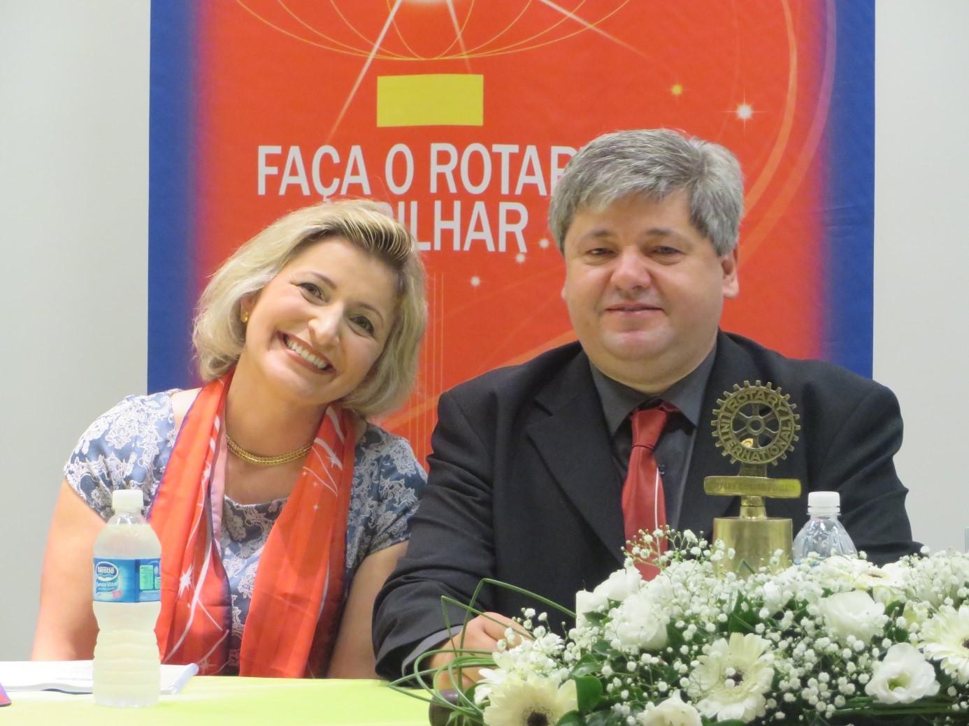 Presidente Gestão 2014-2015, Rogério de Morais e sua esposa Sinara, agora já rotariana de Pinhais