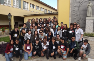Organizadores e alunos do Projeto Vencer, desenvolvido pelo Rotary Club de Pinhais