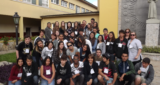 Organizadores e alunos do Projeto Vencer, desenvolvido pelo Rotary Club de Pinhais
