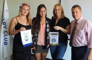 Oliwia Brzezinska intercambista polonesa, Luíza de Menezes Borges rotaractiana e intercambista, Isaura Telli da Silva presidente do Rotary Club de Pinhais, e Alfredo Arten Junior governador assistente do Distrito 4730