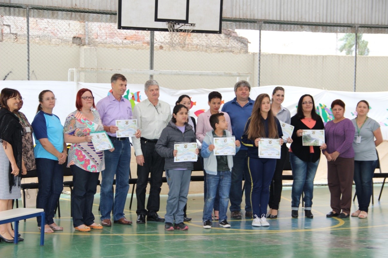 Prefeito Luizão, rotarianos de Pinhais, professores e alunos vencedores do concurso